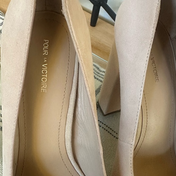 EUC Pour la Victoire Dusty Pink/Beige Suede Block Heel Pumps - Picture 2 of 3